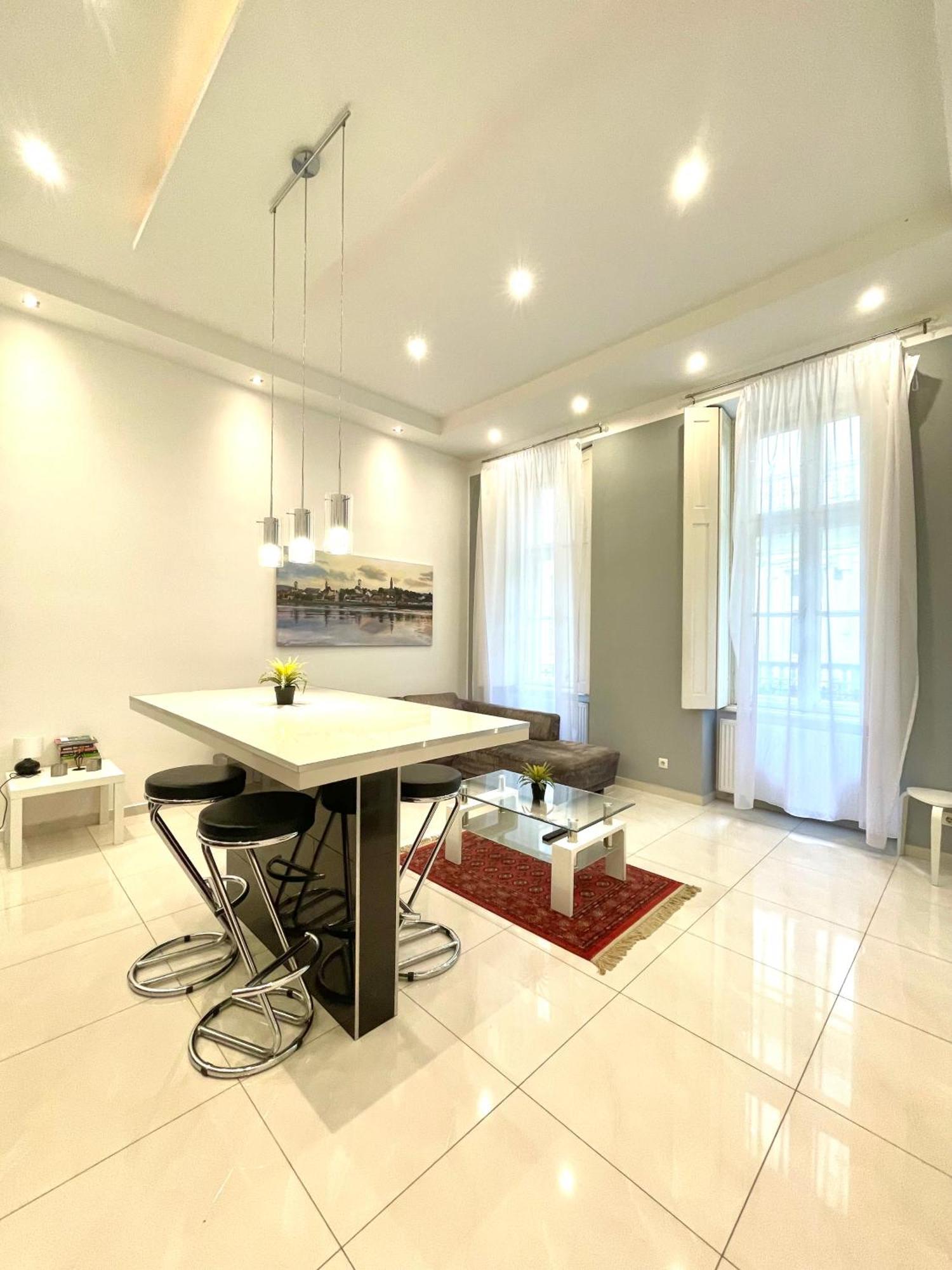 Amazing Swedish 3 Rooms Apartment In The City Center Будапеща Екстериор снимка