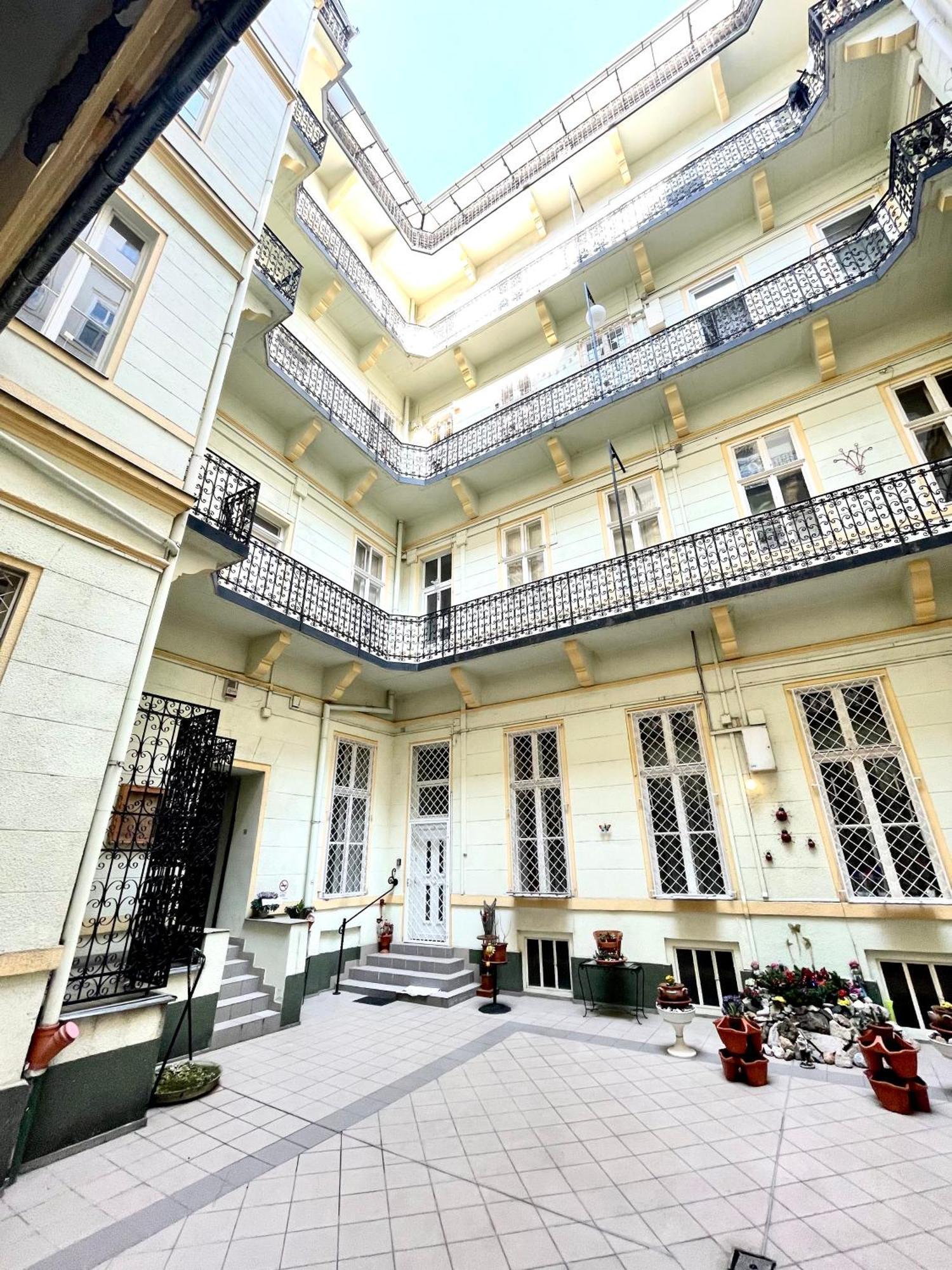 Amazing Swedish 3 Rooms Apartment In The City Center Будапеща Екстериор снимка